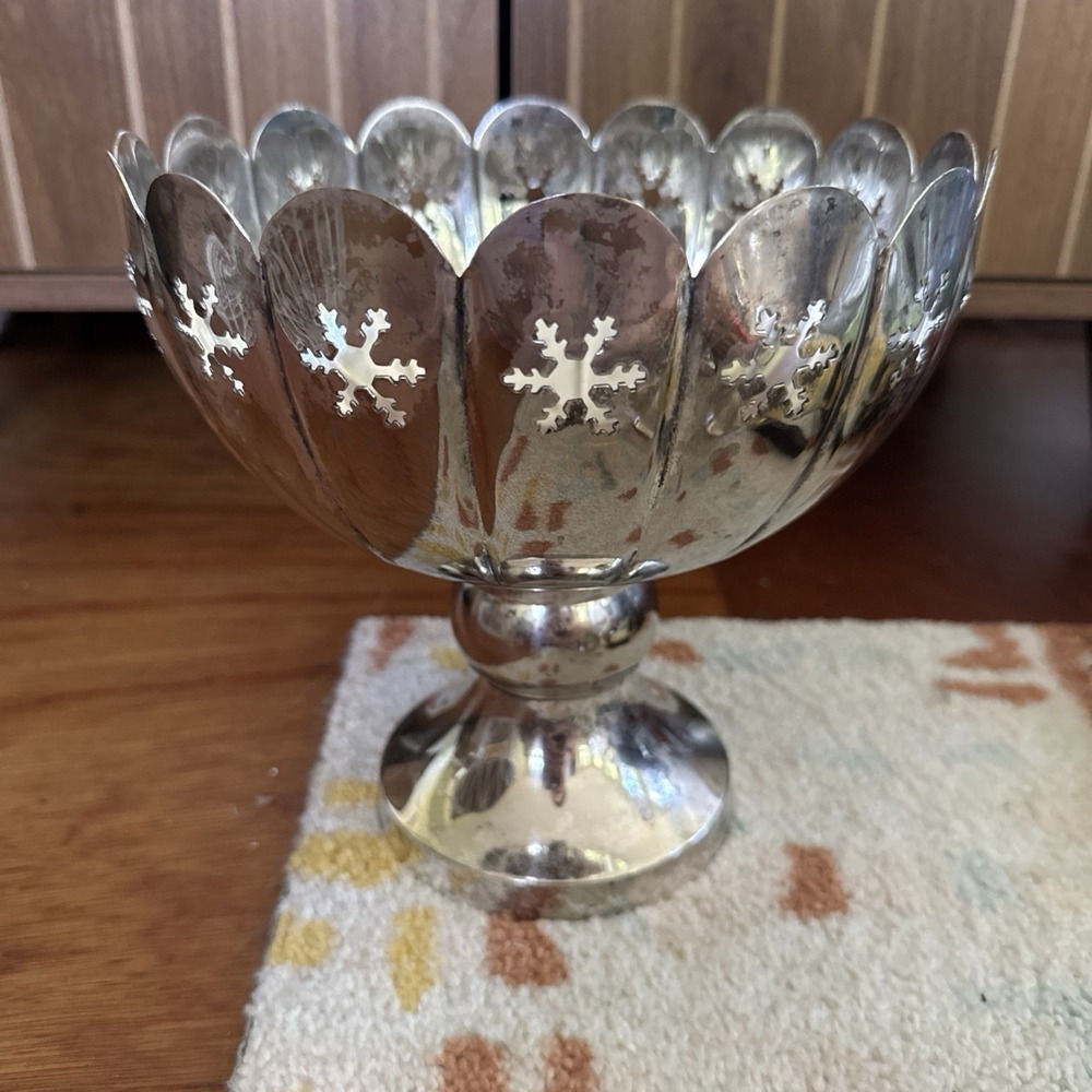VTG Silver Bowl On Pedestal W/ Snowflake Cutouts Trim Lg Made In India Cleaned